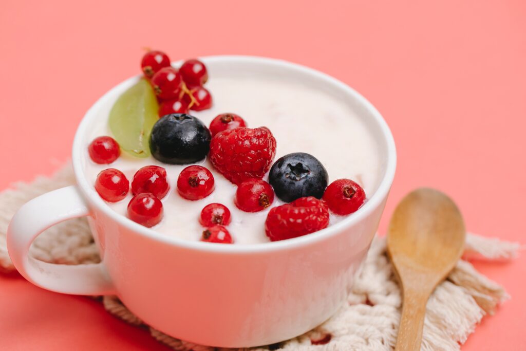 Ao abrir o seu iogurte, lembre de consumi-lo o quanto antes.  Imagem: Pexels