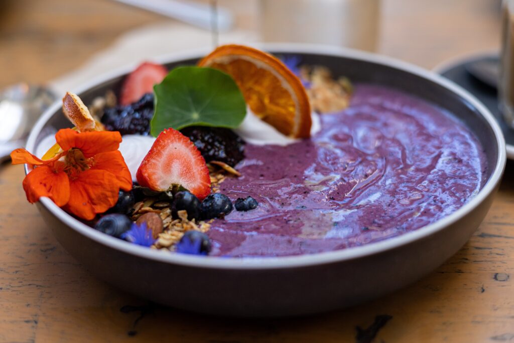 O açaí é nutritivo, rico em antioxidantes, fornece energia e melhora os níveis de colesterol. Imagem: Unsplash