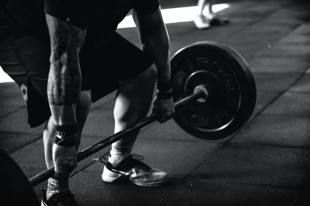 A musculação ajuda a transformar a gordura do corpo em músculos. Imagem: Pexels