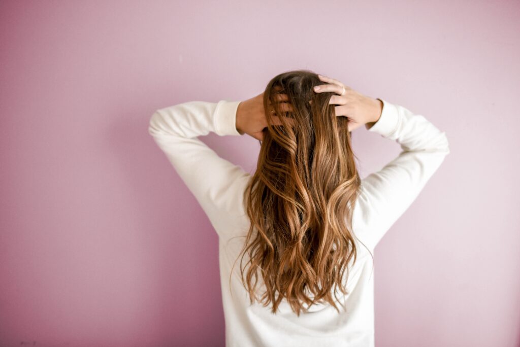 Entender qual a melhor vitamina para queda de cabelo não é suficiente para ter fios fortes. Imagem: Pexels