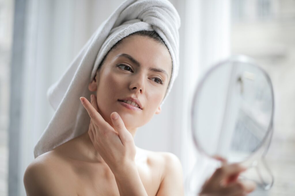 Os truques de beleza ajudam a cuidar da pele sem precisar de muitos recursos. Imagem: Pexels