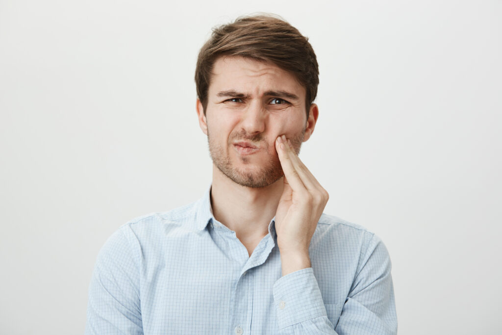 A falta de cuidados bucais pode provocar vários problemas nos dentes. Fonte: Freepik.