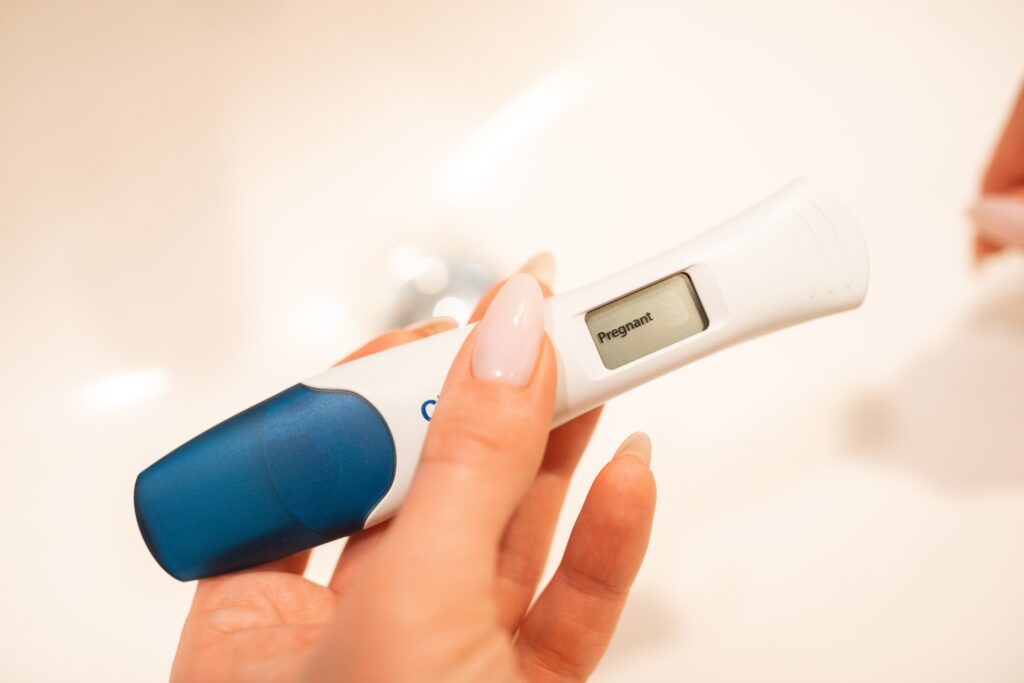 Para saber como funciona o teste de gravidez de farmácia da forma certa, espere o atraso de pelo menos 1 dia da menstruação. Fonte: Pexels.