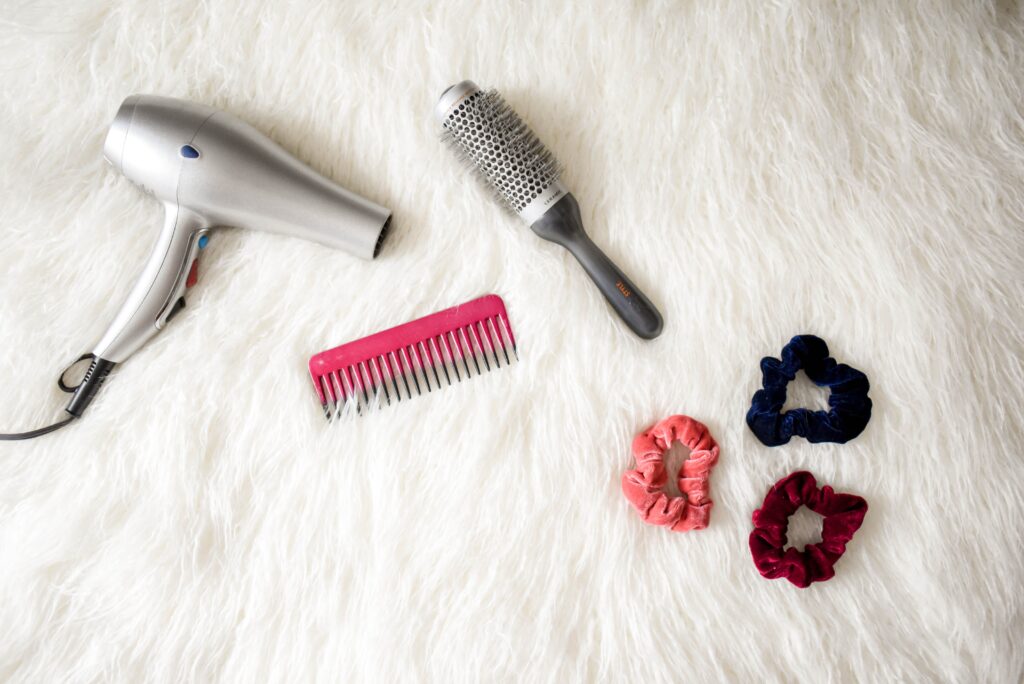 O ideal é cuidar bastante do cabelo antes de descobrir como platinar o cabelo em casa sem danificar. Fonte: Pexels.