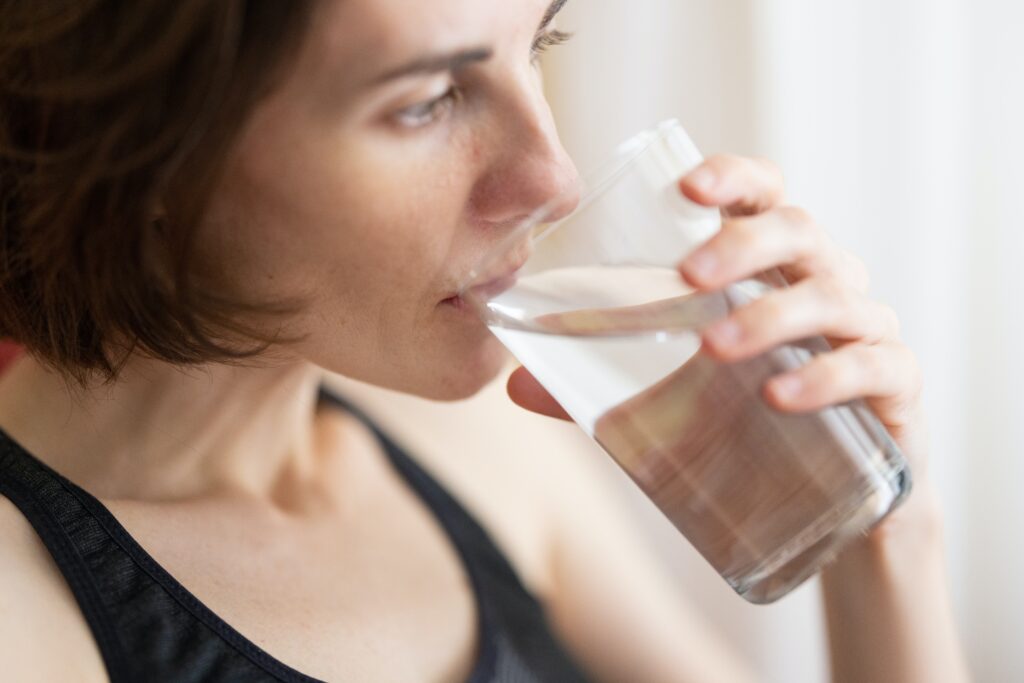 A recomendação é um adulto beber, em média, dois litros de água por dia. Fonte: Unsplash
