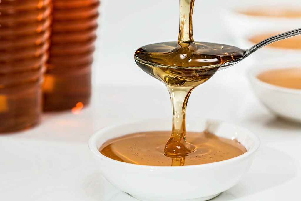O mel também é rico em frutose e deve ser consumido com moderação. Fonte: Pixabay.