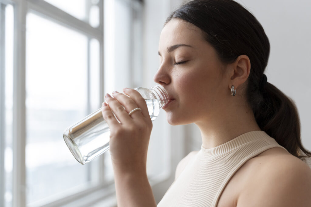 Muitas vezes, a sede pode ser confundida com a fome, então, mantenha-se sempre hidratado. Fonte: Unsplash