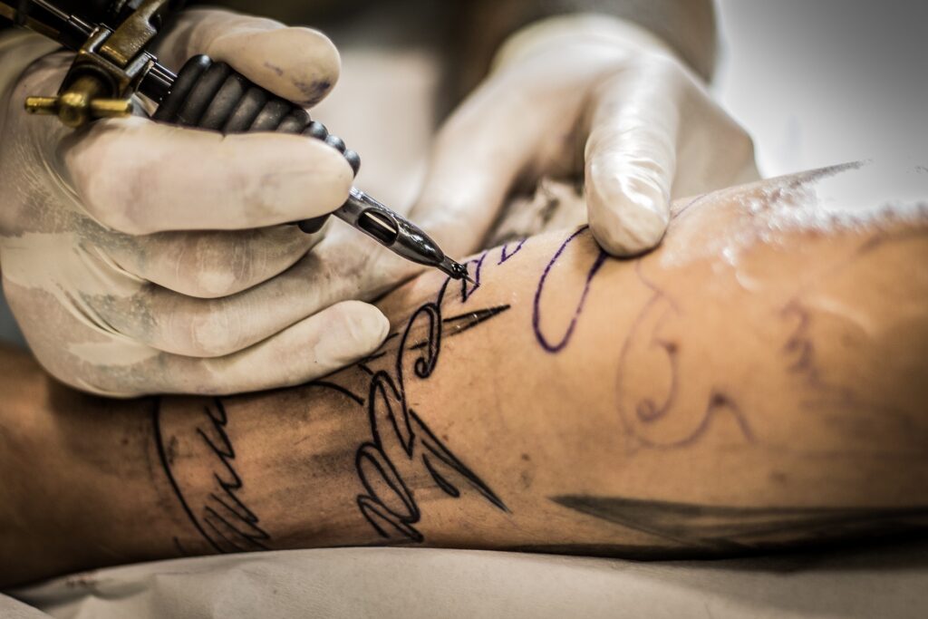 Saber qual pomada passar na tatuagem acelera o processo de cicatrização. Fonte: Pixabay.