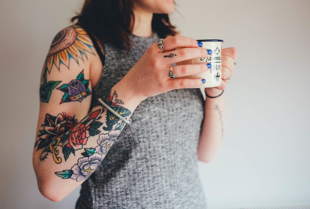 Saber qual pomada passar na tatuagem é apenas um dos cuidados que você deve ter. Fonte: Pixabay.