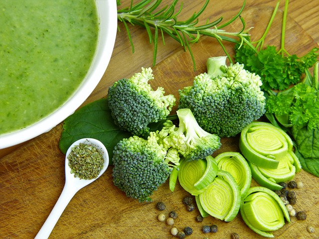 Você também pode acrescentar outros vegetais verdes, como brócolis, na receita de dieta detox. Fonte: Pixabay
