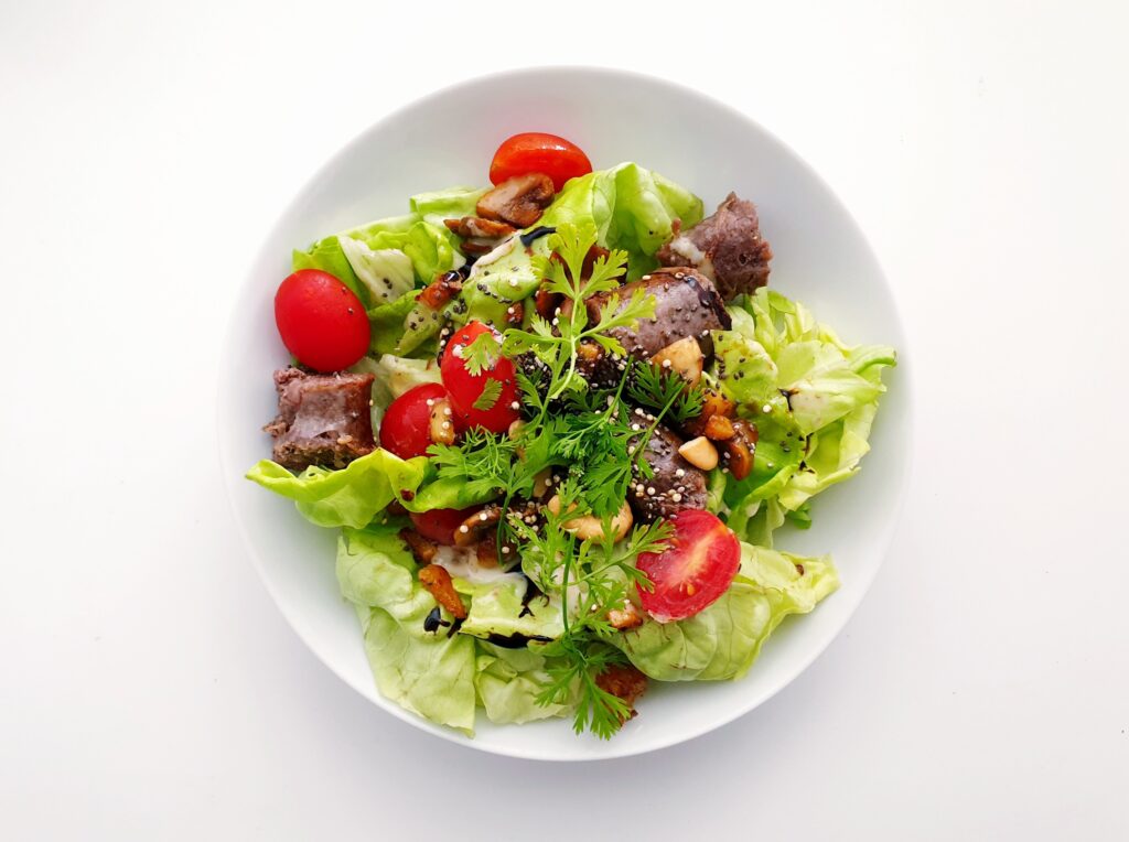 Colocar mais salada no prato é uma forma de enganar o olhar e comer menos. Fonte: Unsplash