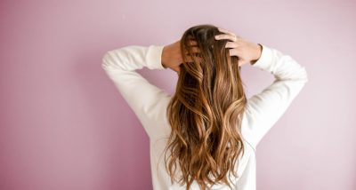 Entender qual a melhor vitamina para queda de cabelo não é suficiente para ter fios fortes. Imagem: Pexels
