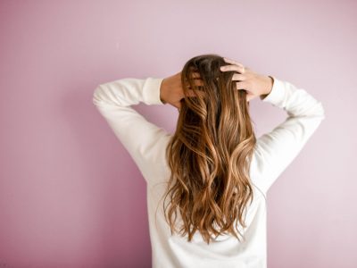 Entender qual a melhor vitamina para queda de cabelo não é suficiente para ter fios fortes. Imagem: Pexels