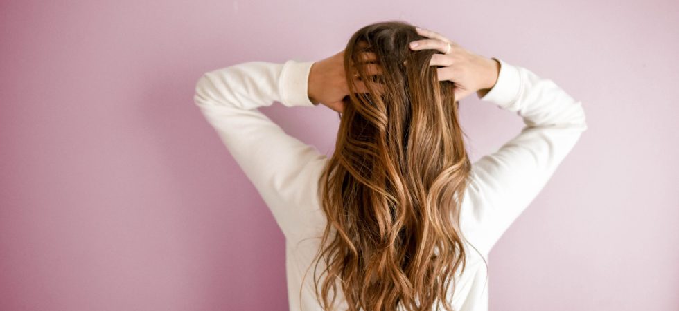 Entender qual a melhor vitamina para queda de cabelo não é suficiente para ter fios fortes. Imagem: Pexels