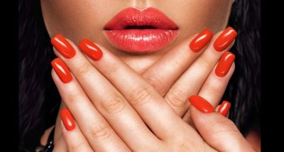 Cores vibrantes e opções de esmaltes vermelhos sobre uma mesa elegante.
