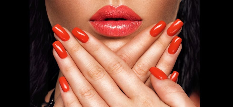Cores vibrantes e opções de esmaltes vermelhos sobre uma mesa elegante.