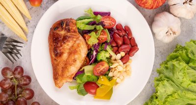 bife-de-frango-coberto-com-gergelim-branco-ervilhas-tomates-brocolis-e-abobora