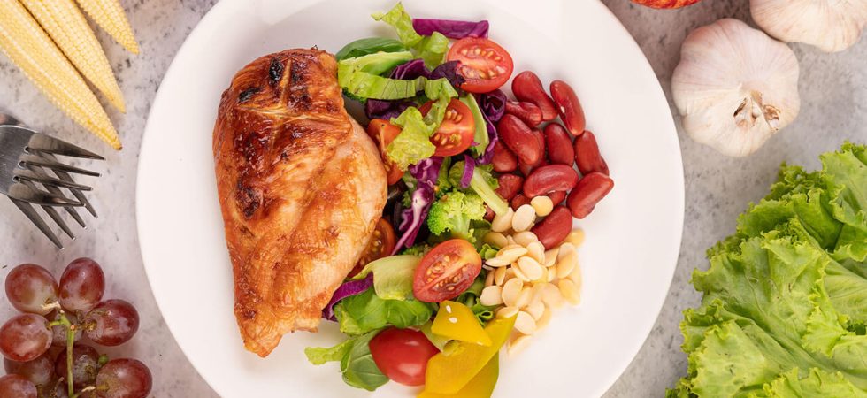 bife-de-frango-coberto-com-gergelim-branco-ervilhas-tomates-brocolis-e-abobora