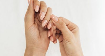 como remover unhas postiças