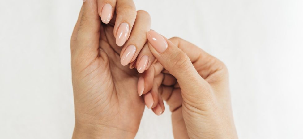 como remover unhas postiças
